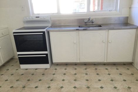 Photo of property in 5 Paton Avenue, Te Atatu South, Auckland, 0610