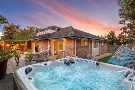 Photo of property in 12 English Oak Drive, Schnapper Rock, Auckland, 0632