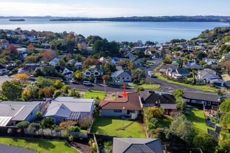 Photo of property in 35 Montgomery Crescent, Cockle Bay, Auckland, 2014