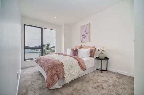 Photo of property in 5d Beach Road, Te Atatu Peninsula, 0610