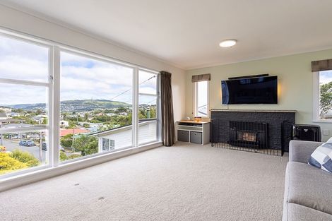 Photo of property in 16 Griffiths Grove, Newlands, Wellington, 6037