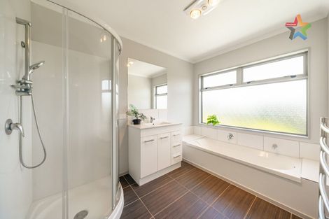 Photo of property in 18 Cresswell Place, Johnsonville, Wellington, 6037