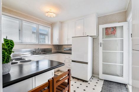 Photo of property in 18 Selwyn Crescent, Forrest Hill, Auckland, 0620