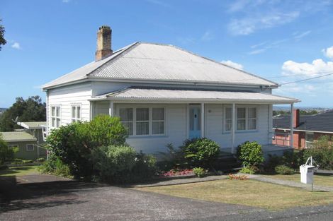 Photo of property in 2/319 Glenfield Road, Glenfield, Auckland, 0629