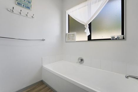 Photo of property in 16 O'sullivan Place, Waiuku, 2123