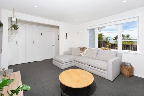 Photo of property in 99 Hobsonville Road, West Harbour, Auckland, 0618