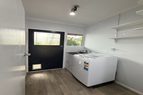 Photo of property in 62 Manhattan Heights, Glendene, Auckland, 0602