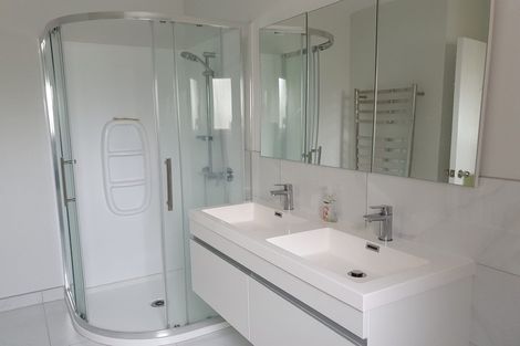 Photo of property in 3/104 East Coast Road, Forrest Hill, Auckland, 0620
