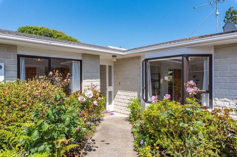 Photo of property in 29 Rosebank Grove, Waikanae, 5036