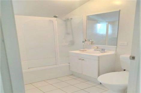 Photo of property in 10/10-26 John Jennings Drive, Oteha, Auckland, 0632