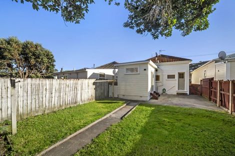 Photo of property in 123 Onepu Road, Lyall Bay, Wellington, 6022