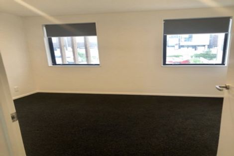 Photo of property in 4/15 Chivalry Road, Glenfield, Auckland, 0629