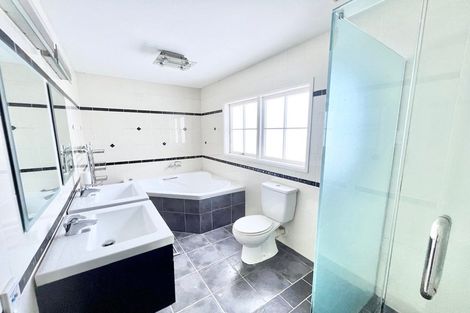 Photo of property in 2 King Richard Place, Browns Bay, Auckland, 0630