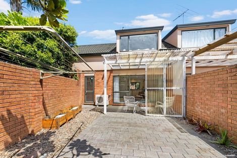 Photo of property in 18/1 Melview Place, New Lynn, Auckland, 0600