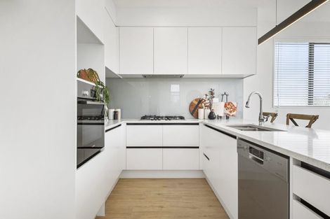 Photo of property in 49a Meadowood Drive, Unsworth Heights, Auckland, 0632