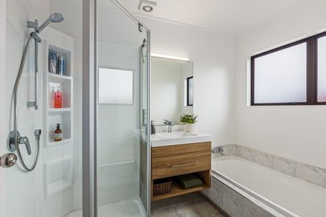 Photo of property in 6 Rathmullen Place, Pinehill, Auckland, 0632