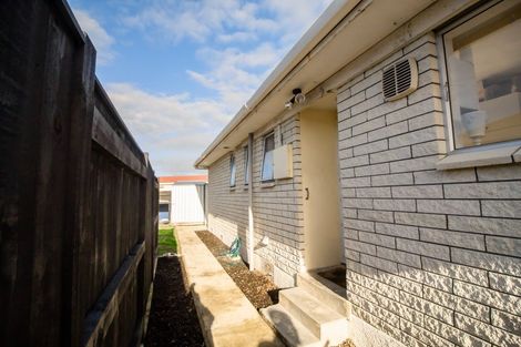 Photo of property in 32 Palliser Place, Milson, Palmerston North, 4414