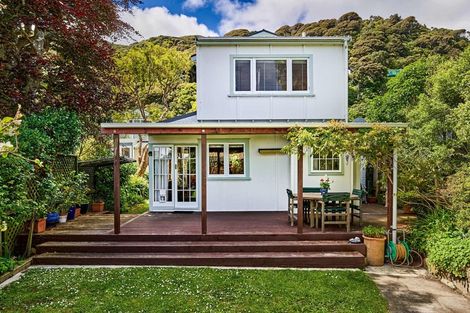 Photo of property in 25 Mahoe Street, Eastbourne, Lower Hutt, 5013