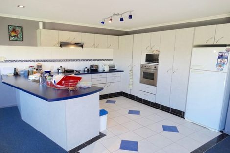 Photo of property in 13 Fleetwood Drive, Henderson, Auckland, 0612