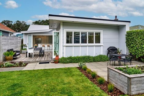 Photo of property in 292 The Parade, Island Bay, Wellington, 6023