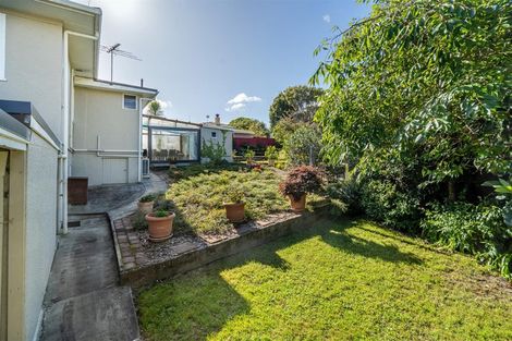 Photo of property in 1 Lavelle Road, Henderson, Auckland, 0612
