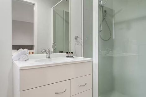 Photo of property in 5 Sunvista Avenue, Oteha, Auckland, 0632