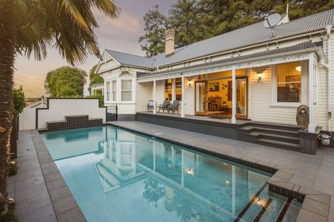 Photo of property in 23 Ruakiwi Road, Hamilton Lake, Hamilton, 3204