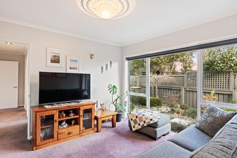Photo of property in 5 Tamati Place, Merrilands, New Plymouth, 4312