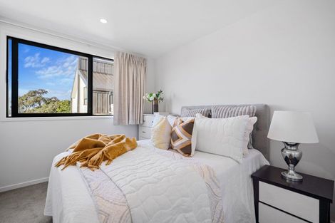 Photo of property in 7/8 Chivalry Road, Glenfield, Auckland, 0629