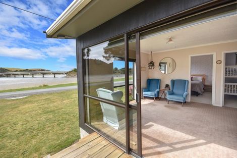 Photo of property in 25 Riverside Road, Taieri Mouth, 9091