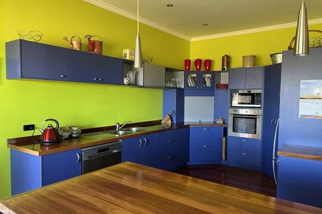 Photo of property in 18 Singers Road, Korokoro, Lower Hutt, 5012