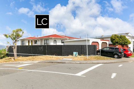 Photo of property in 40a Somes Crescent, Newlands, Wellington, 6037