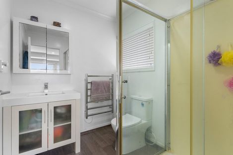 Photo of property in 2/36 Browns Bay Road, Rothesay Bay, Auckland, 0630