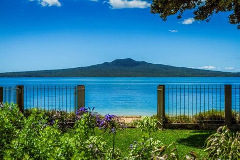 Photo of property in 30 Oxford Terrace, Coromandel, 3506