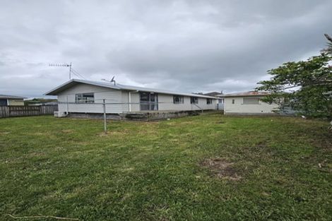 Photo of property in 71 Queenwood Road, Levin, 5510