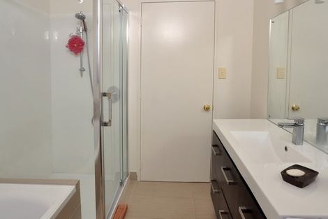 Photo of property in 5 St Thomas More Lane, Glenfield, Auckland, 0629