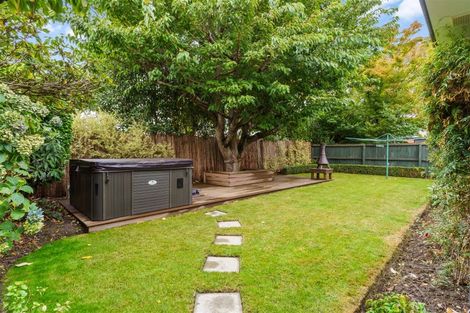 Photo of property in 33 Highland Place, Avonhead, Christchurch, 8042