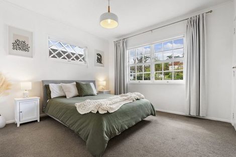 Photo of property in 16 Pickwick Parade, Mellons Bay, Auckland, 2014