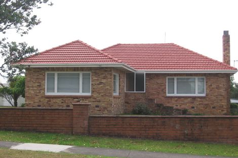 Photo of property in 27 Lynwood Road, New Lynn, Auckland, 0600