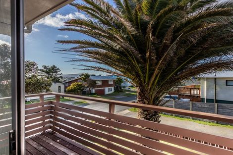 Photo of property in 37 Edgecombe Street, Newlands, Wellington, 6037