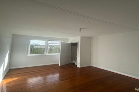 Photo of property in 28 Lincoln Park Avenue, Massey, Auckland, 0614
