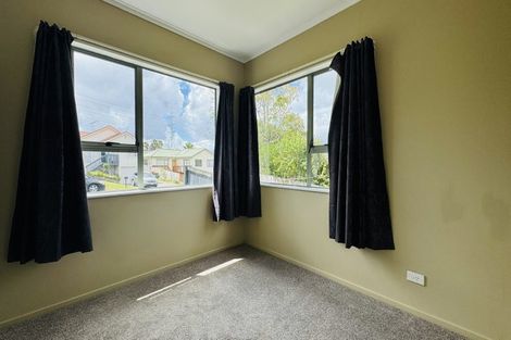 Photo of property in 15 Loughanure Place, Massey, Auckland, 0614
