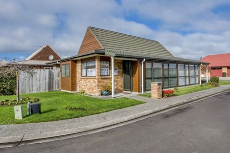 Photo of property in Rangeview Villas, 10/9 Fuller Close, Levin, 5510