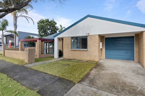 Photo of property in 2 Reid Road, New Lynn, Auckland, 0600