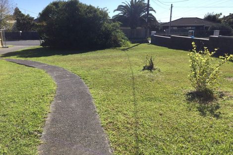 Photo of property in 5 Paton Avenue, Te Atatu South, Auckland, 0610