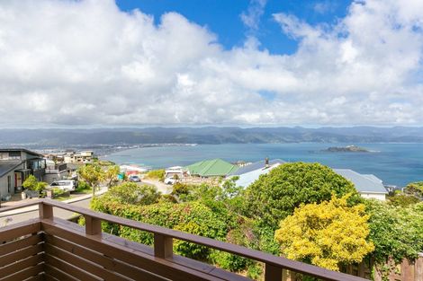 Photo of property in 40a Somes Crescent, Newlands, Wellington, 6037