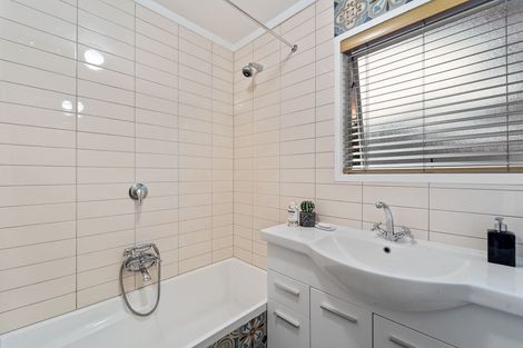 Photo of property in 2/3 Forsythe Place, Massey, Auckland, 0614