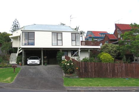 Photo of property in 2/5 Lynngate Place, Hillcrest, Auckland, 0627