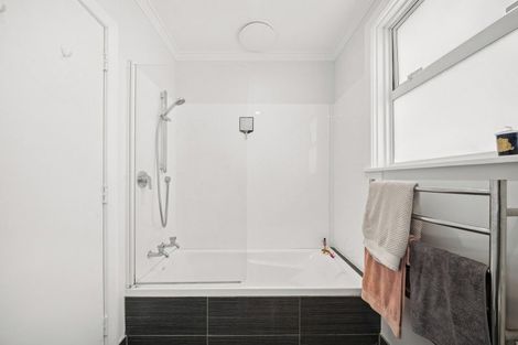 Photo of property in 20 Huntingdon Street, Northland, Wellington, 6012