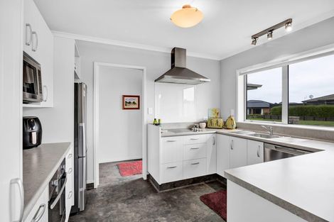 Photo of property in 8 Montague Grove, Stratford, 4332